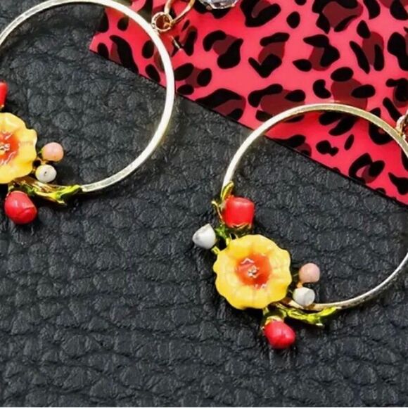 🌼 Betsey Johnson NEW round dangle embellished earrings 🌼 - Picture 6 of 6